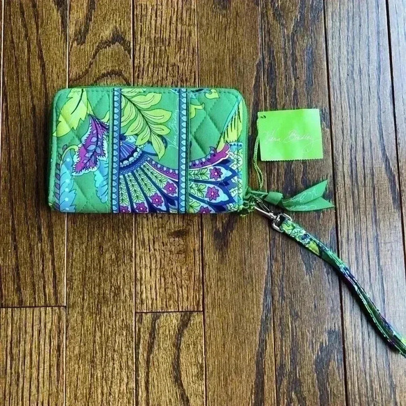 NWT Vera Bradley Zip-Around Wristlet Emerald Green Paisley - Picture 1 of 10